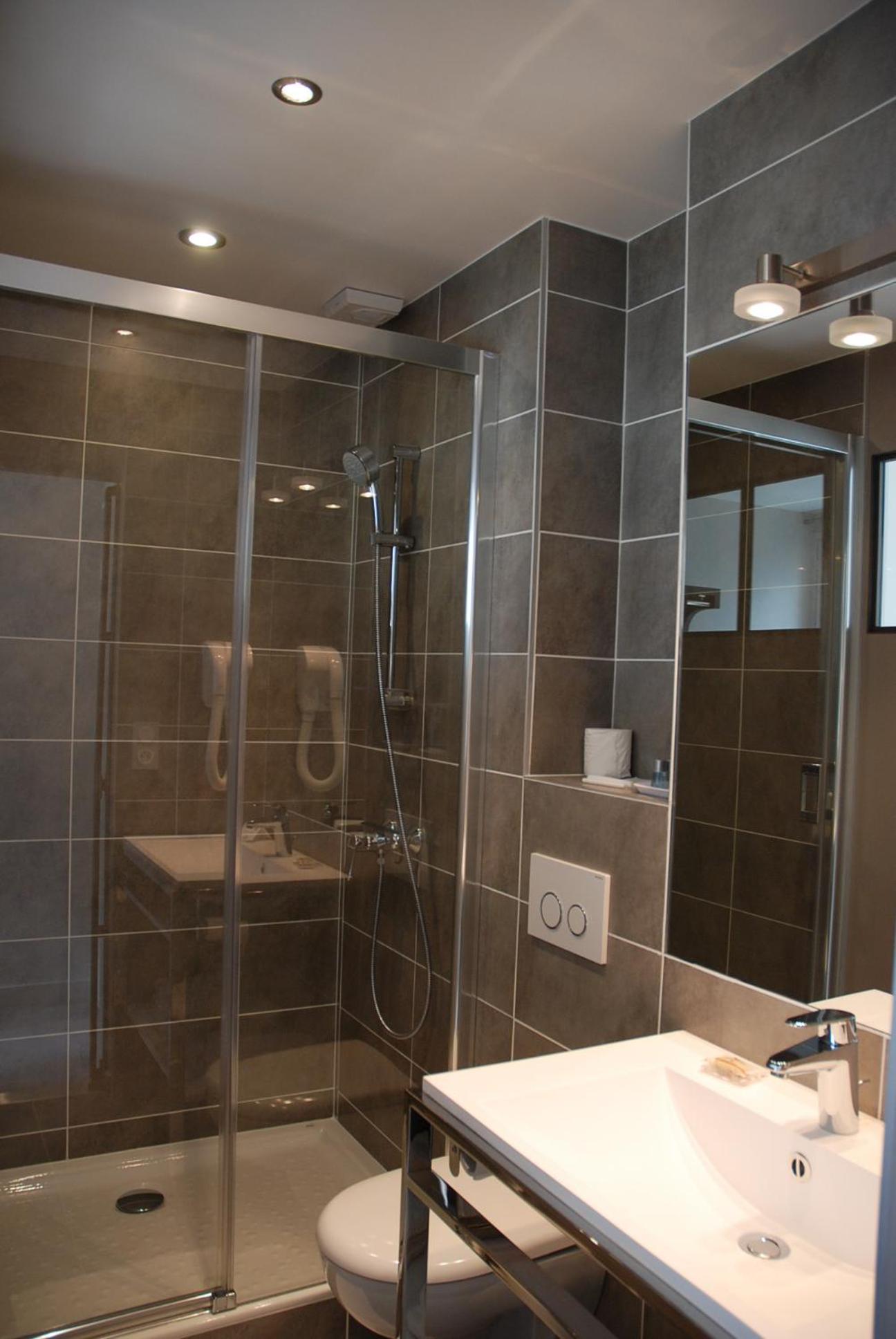 Hotel Restaurant Le Dauphin Et Le Spa Du Prieure Caen Room photo