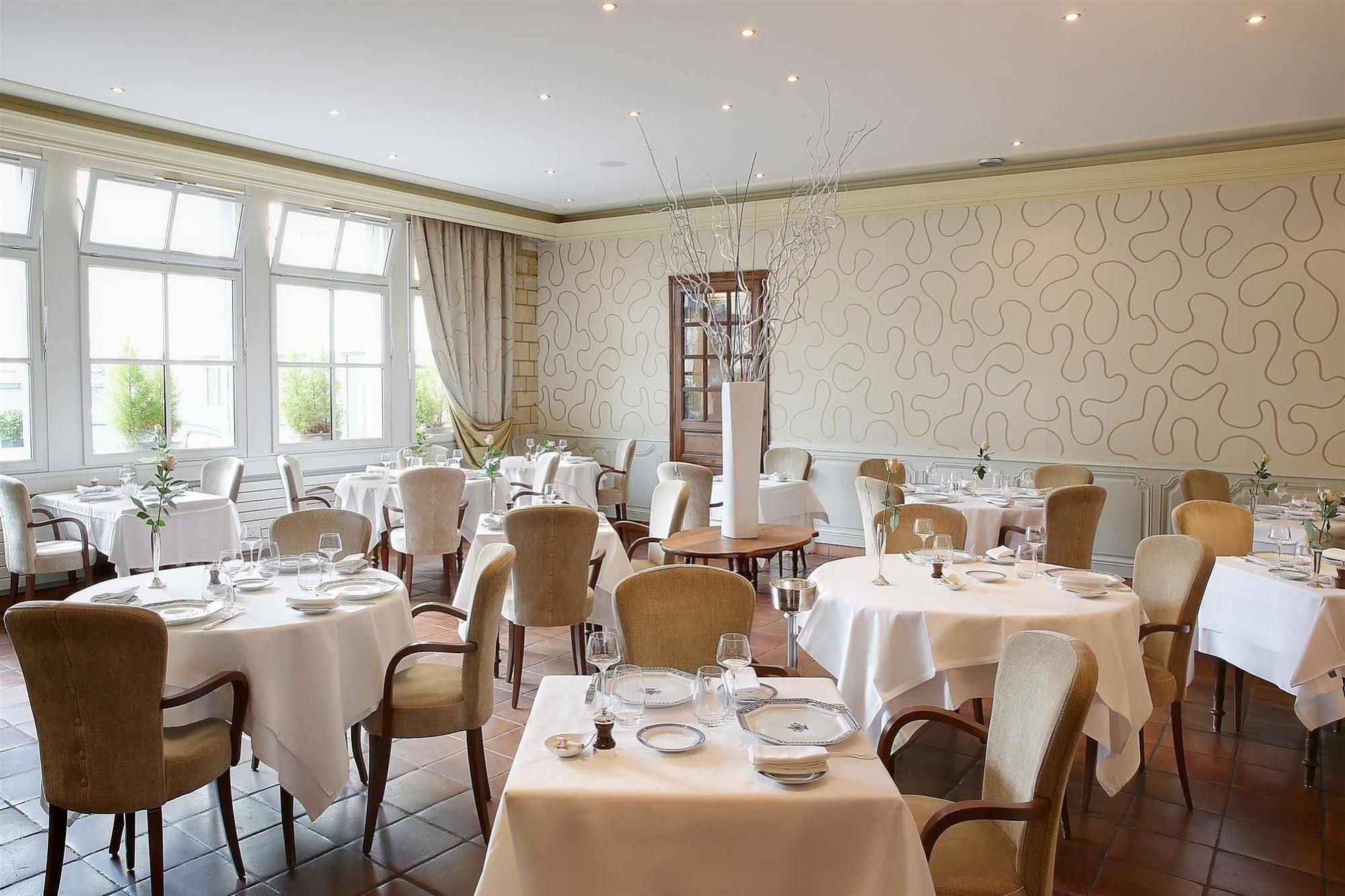 Hotel Restaurant Le Dauphin Et Le Spa Du Prieure Caen Exterior photo