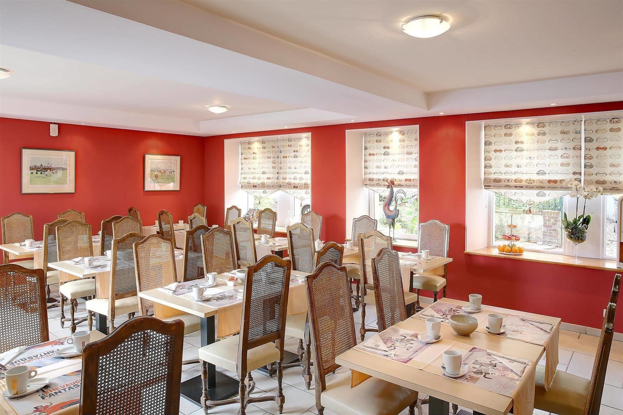 Hotel Restaurant Le Dauphin Et Le Spa Du Prieure Caen Exterior photo