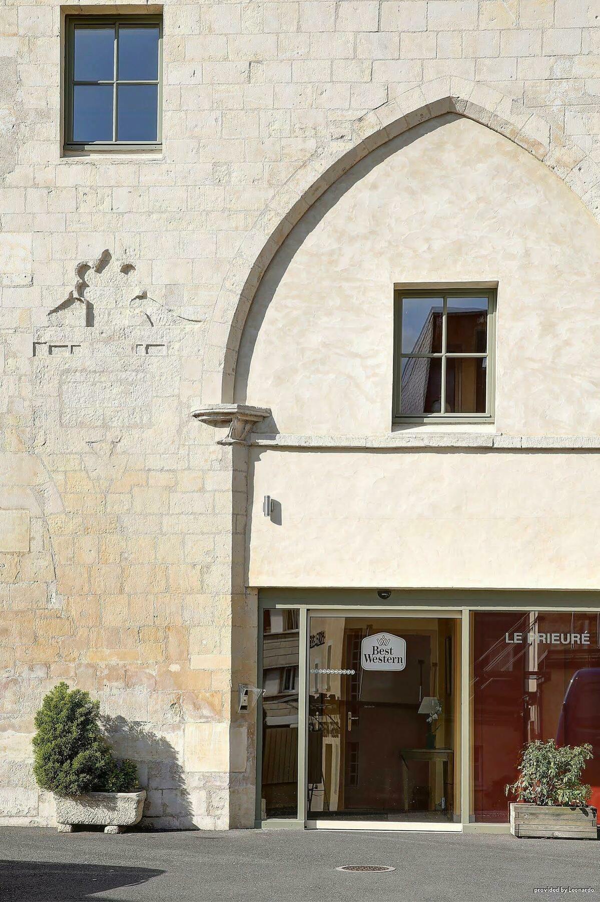 Hotel Restaurant Le Dauphin Et Le Spa Du Prieure Caen Exterior photo